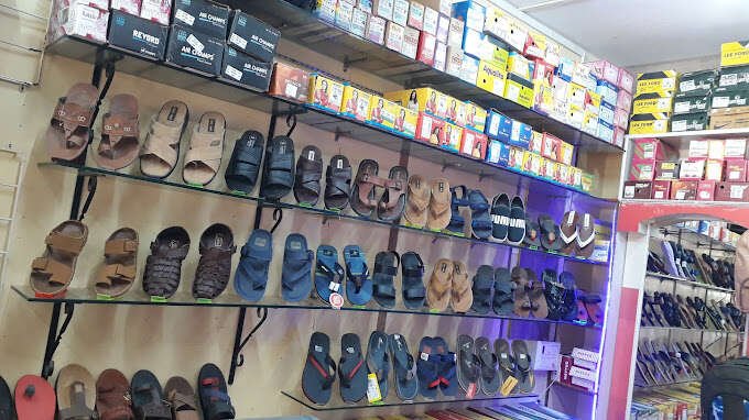 FAMOUS FOOTWEAR